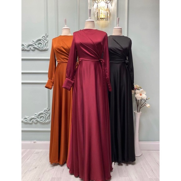 Black Satin Flowy Maxi Evening Dress - Picture 3 of 4